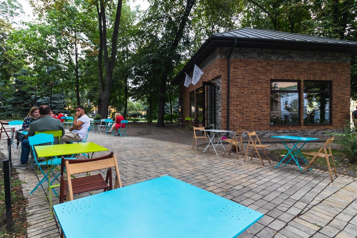 По всей территории парка располагаются маленькие киоски для перекуса