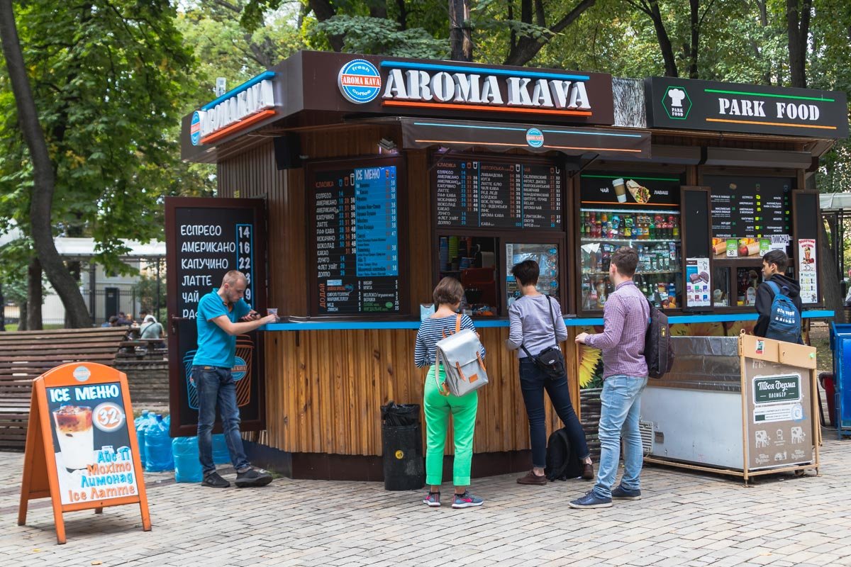 Здесь можно выпить кофе и съесть какую нибудь вкусняшку 