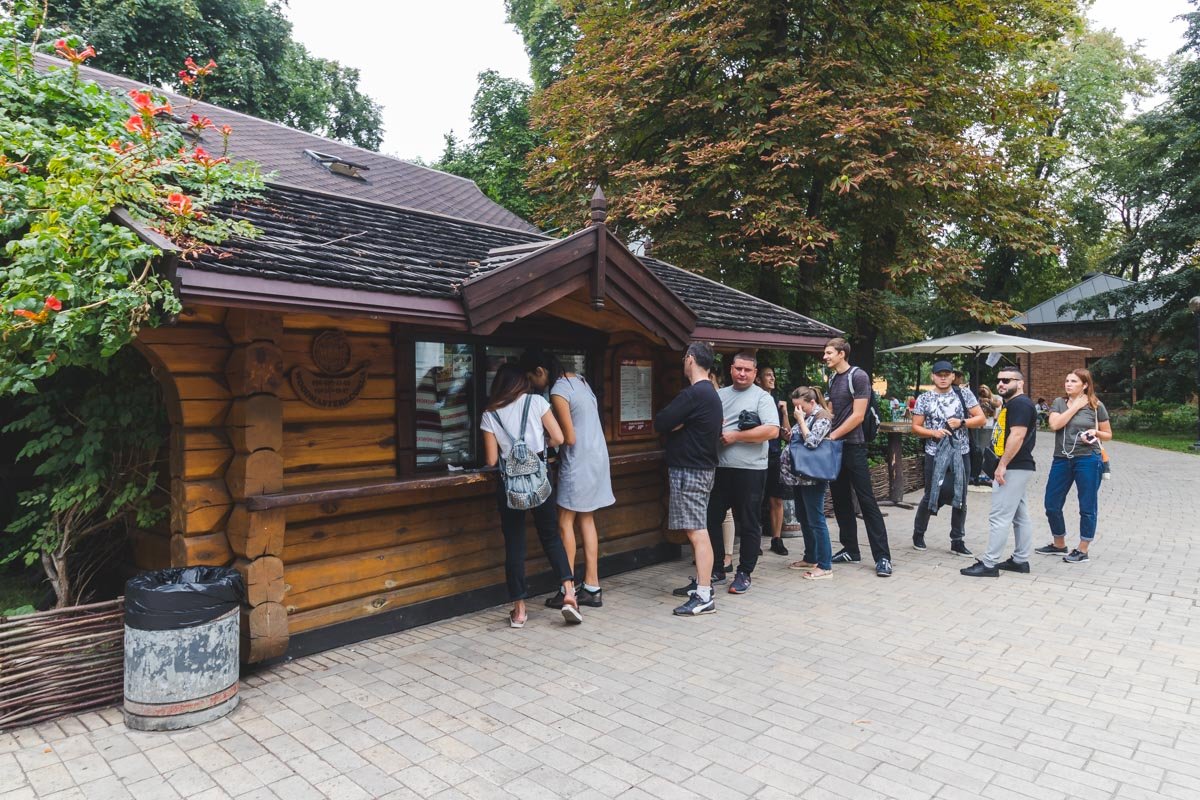 Еще на территории действует ресторан с блюдами украинской и европейской кухни