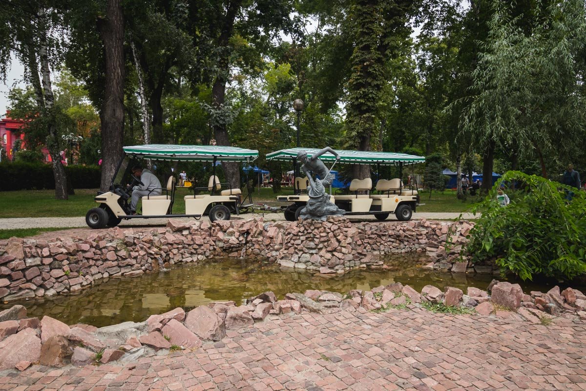 Прокатиться на гольф-каре можно за 50 гривен по парку