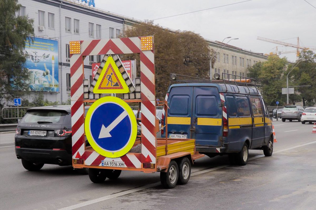 В Киеве на проспекте Победы произошел прорыв водопровода В Киеве на проспекте Победы произошел прорыв водопровода