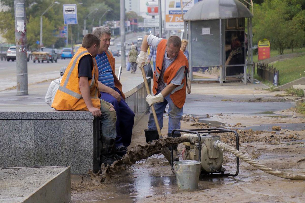 Коммунальщики обещают ликвидировать последствия прорыва в течении суток Коммунальщики обещают ликвидировать последствия прорыва в течении суток