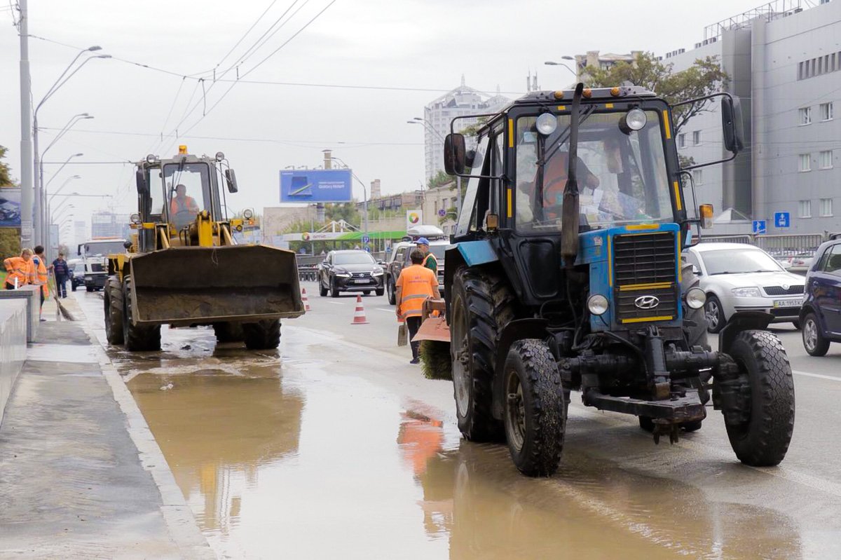 Сильный поток воды затруднил движение на проезжей части Сильный поток воды затруднил движение на проезжей части