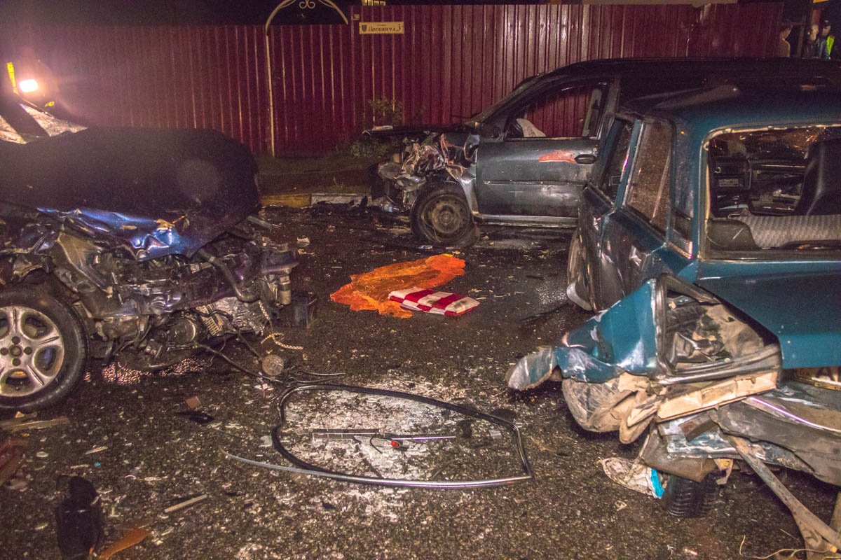 После лобового удара Opel и Dacia в автомобили врезался ВАЗ, а потом Opel