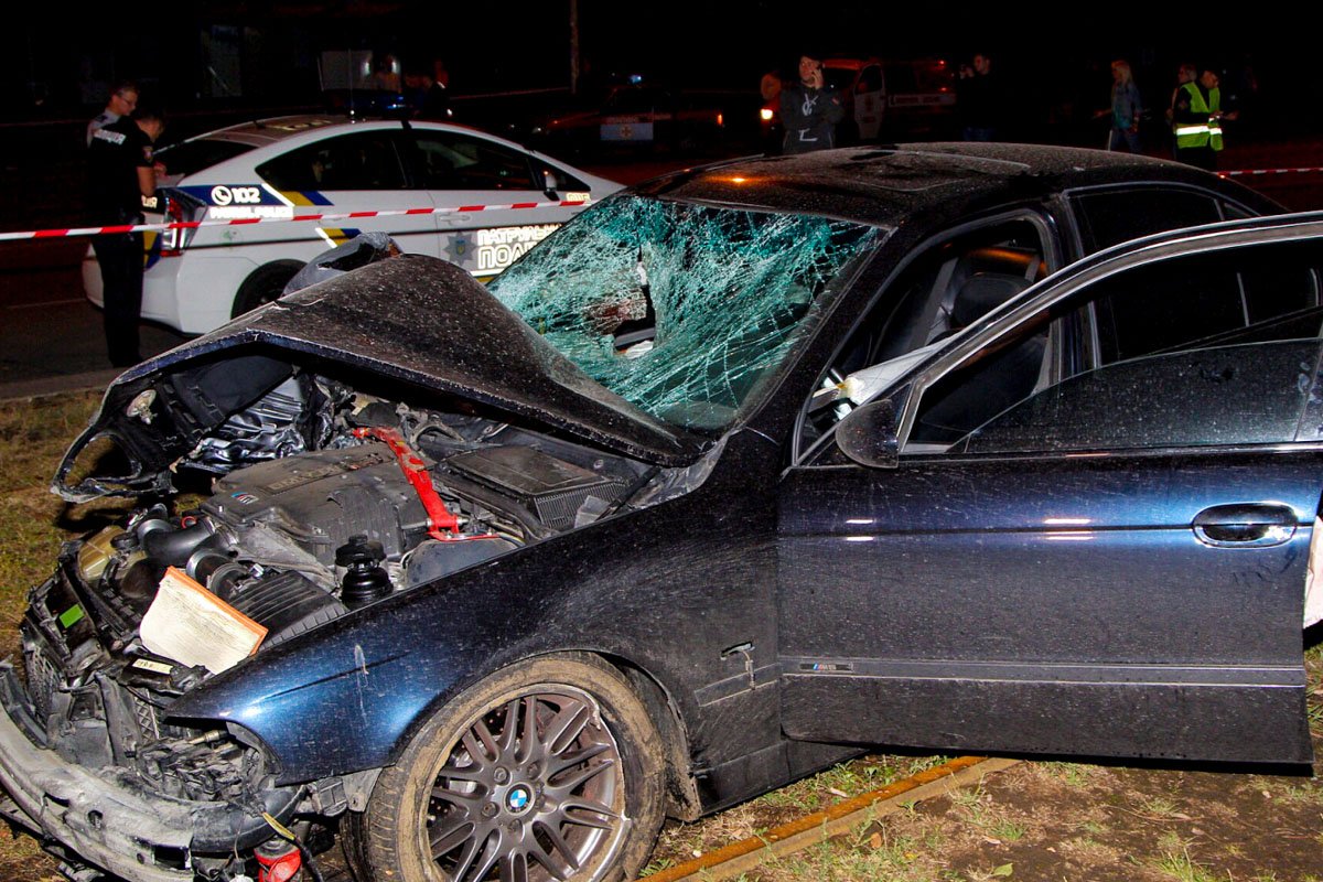BMW после столкновения со Skoda влетел в остановку общественного транспорта