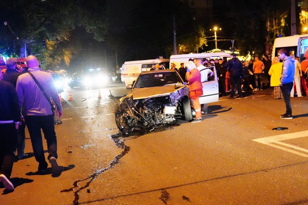 Оба автомобиля получили серьезные повреждения