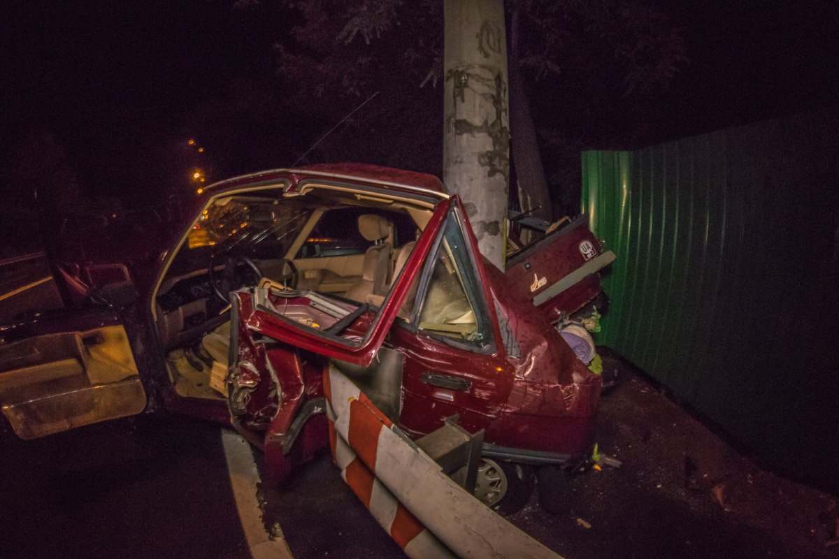 Renault 11 «обнял» столб