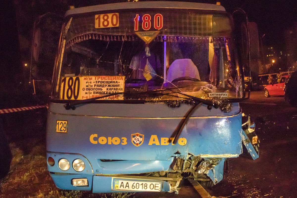 BMW и Lada ехали в сторону улицы Милославской, а "Богдан" в противоположную сторону