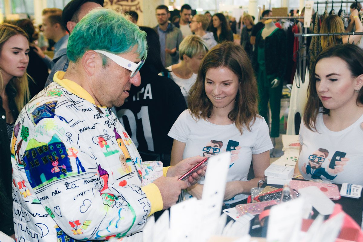 Эпатажный миллионер и писатель Гарик Корогодский погулял со своей семьей и раздавал автографы Эпатажный миллионер и писатель Гарик Корогодский погулял со своей семьей и раздавал автографы