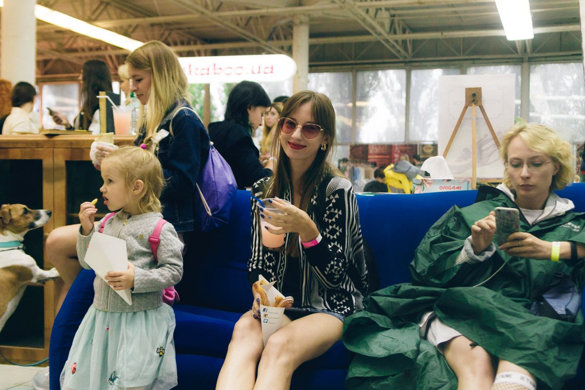 Посетители отлично проводили время на литературном Кураж-Базаре Посетители отлично проводили время на литературном Кураж-Базаре