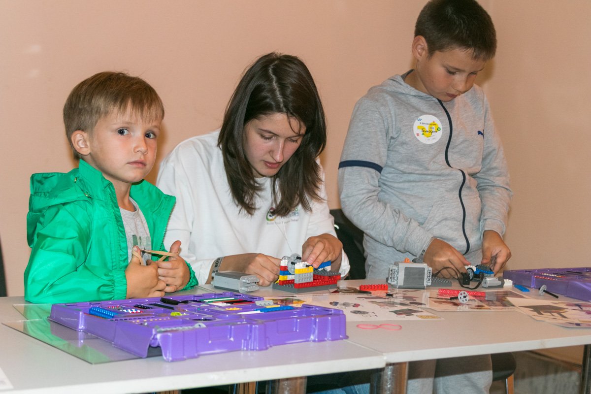 Даже взрослые любят собирать конструкторы Даже взрослые любят собирать конструкторы