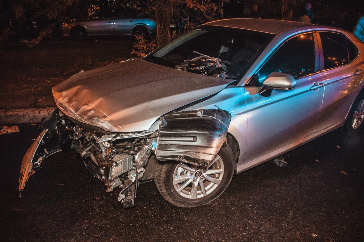 8 сентября, в Киеве по адресу проспект Героев Сталинграда, 47 Toyota Camry протаранила припаркованную "Газель" и Renault Kangoo