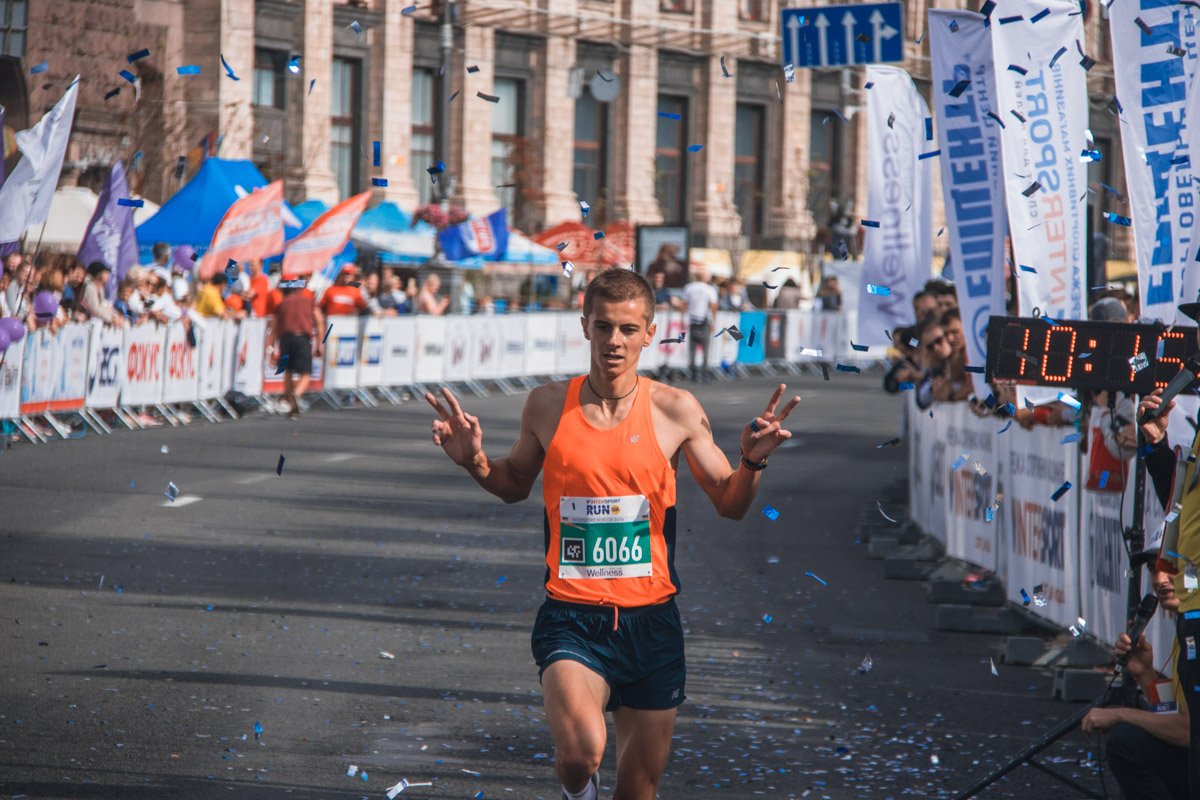 Один из участников забега на финише Один из участников забега на финише