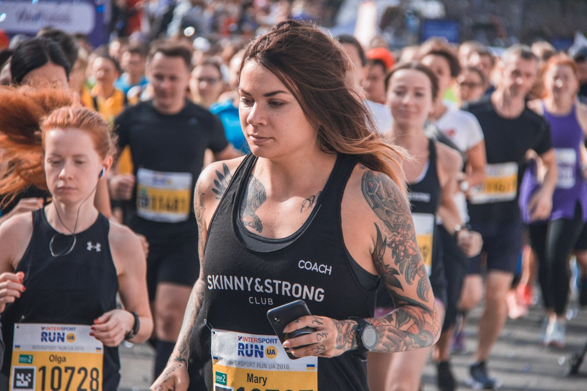 Среди участников было много девушек Среди участников было много девушек