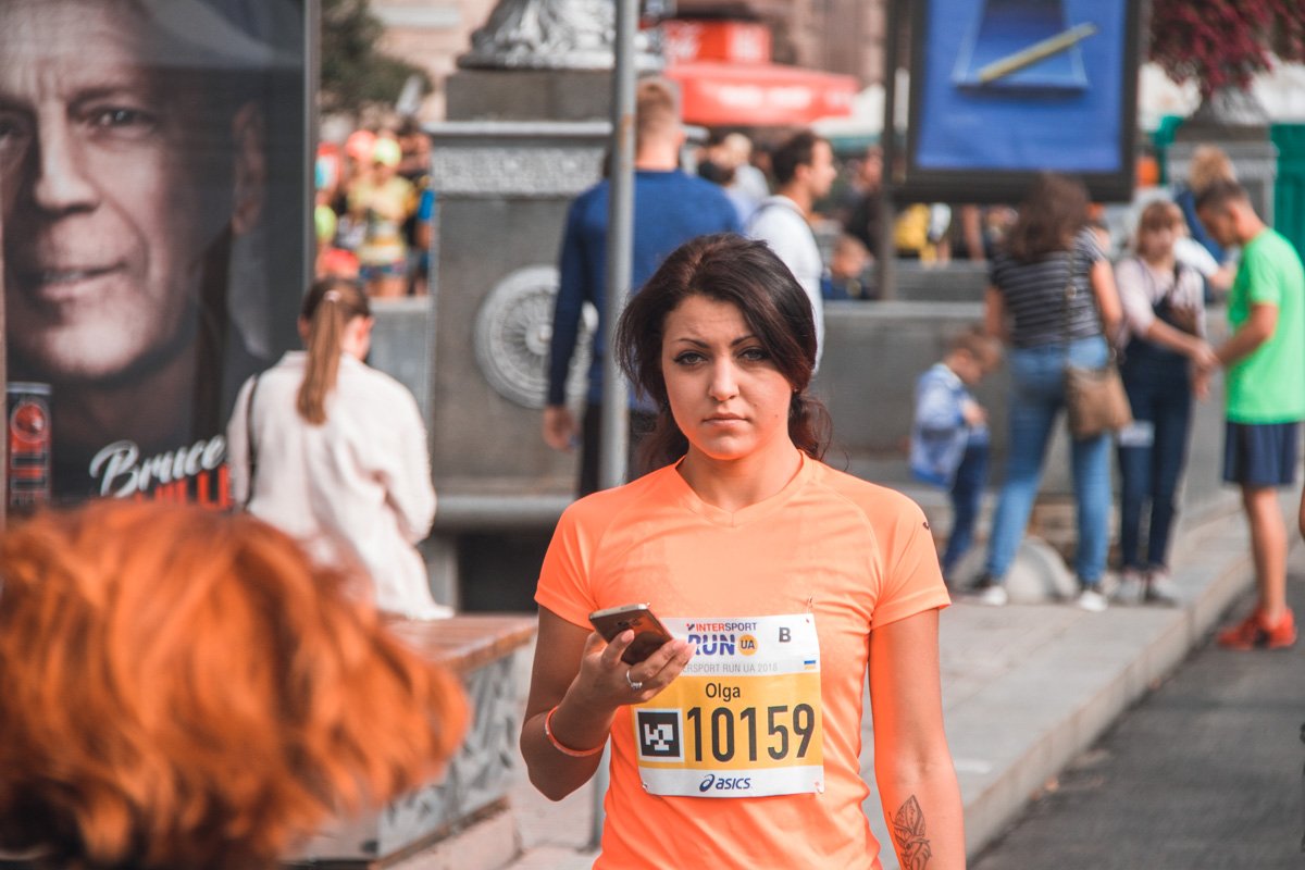 Люди активно разминались до старта соревнований Люди активно разминались до старта соревнований