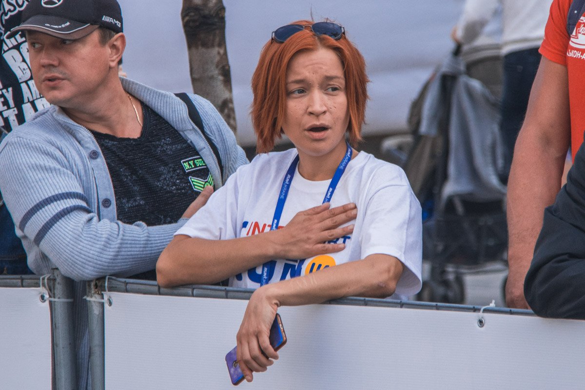 Сопереживает участникам