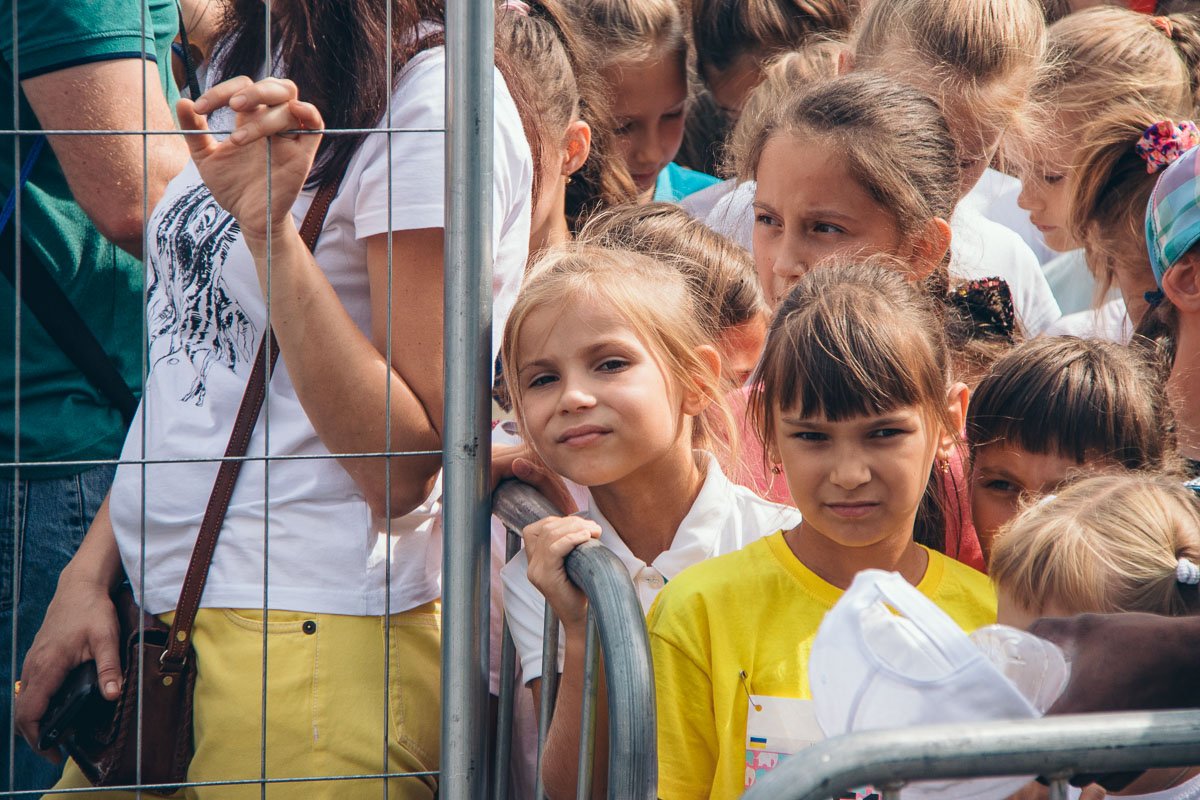 Девчонки наблюдали, как мальчики пробегут свою дистанцию