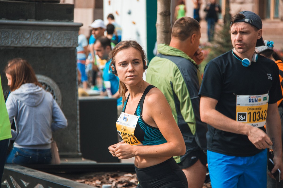 Девушка разогревается перед стартом забега