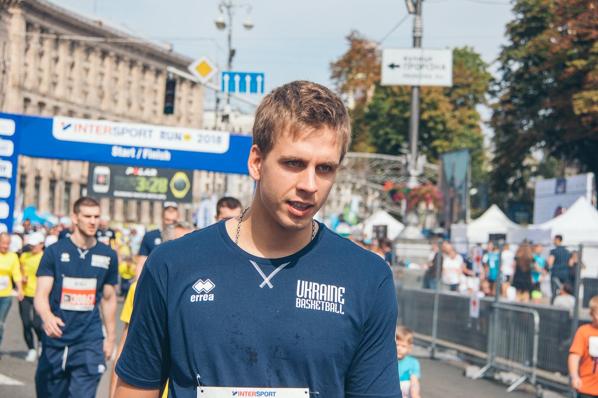 Баскетболисты национальной сборной Украины тоже вышли на пробежку с детьми