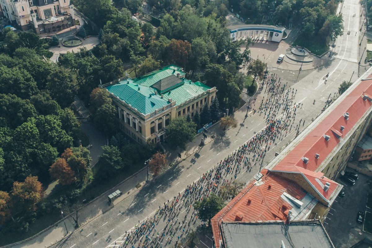 Участники бегут вверх от Европейской площади