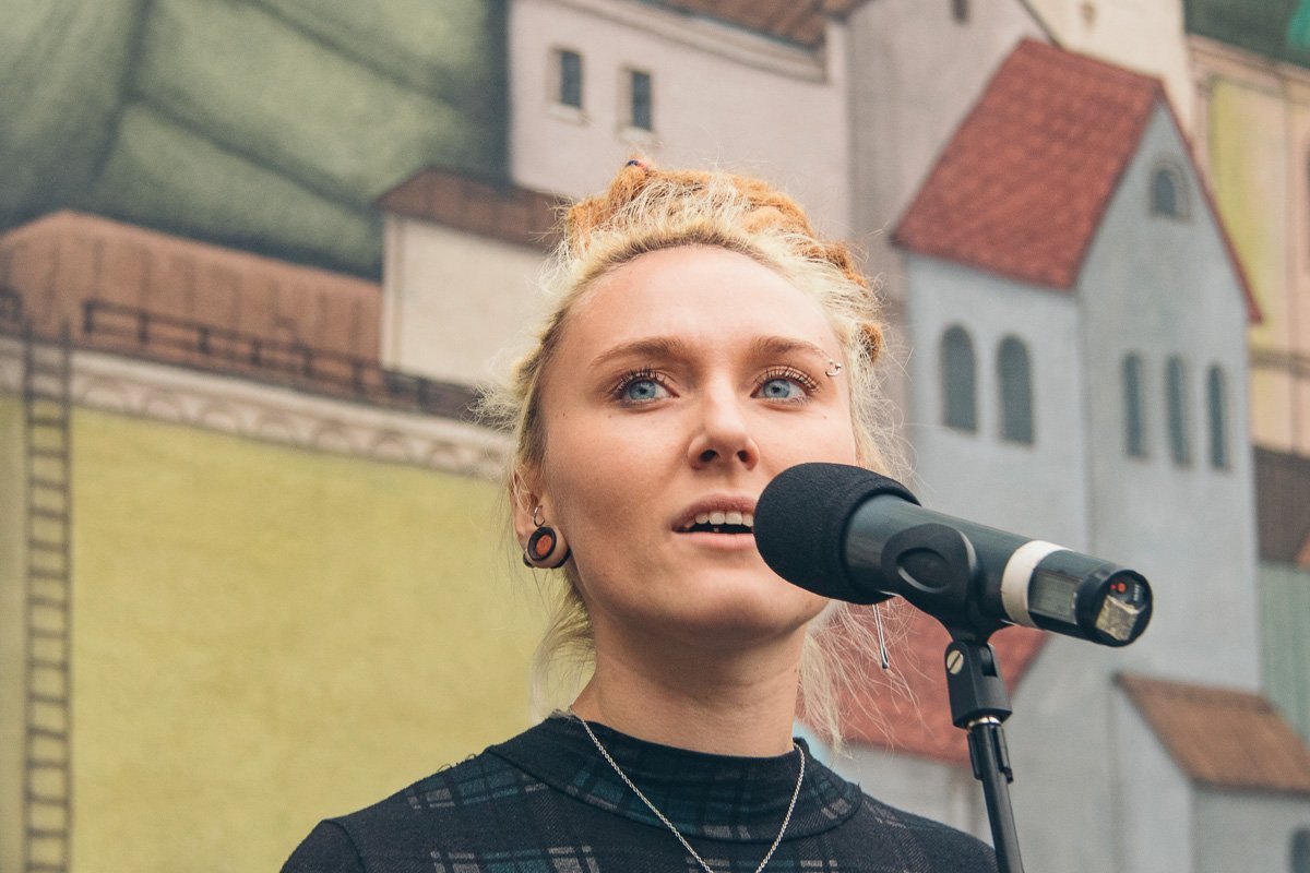 Гостей мероприятия развлекали певцы, танцоры, уличные музыканты и мастерицы