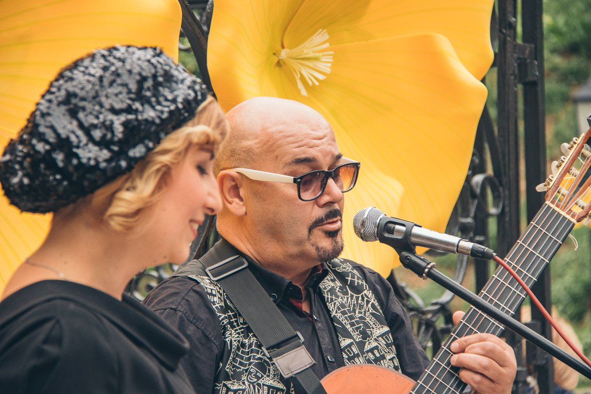 Вдоль улицы целый день с балконов  звучала классическая и джазовая живая музыка.