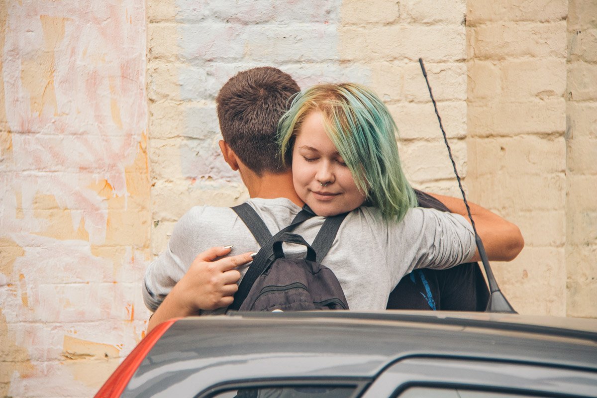 Весь Андреевский спуск заполнили домбристы, саксофонисты и другие артисты, которые не давали посетителям скучать