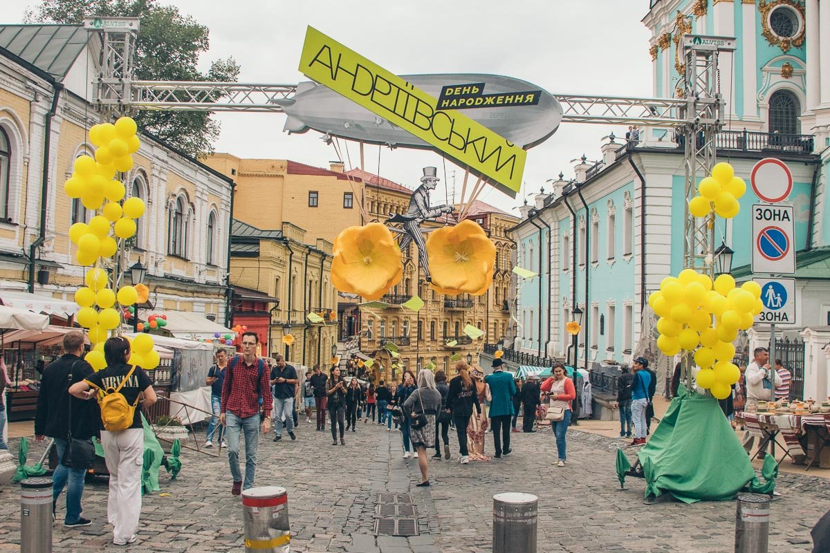 Для детей на Андреевском спуске проводили мастер-классы по лепке и рисованию, графити и фотовыставку
