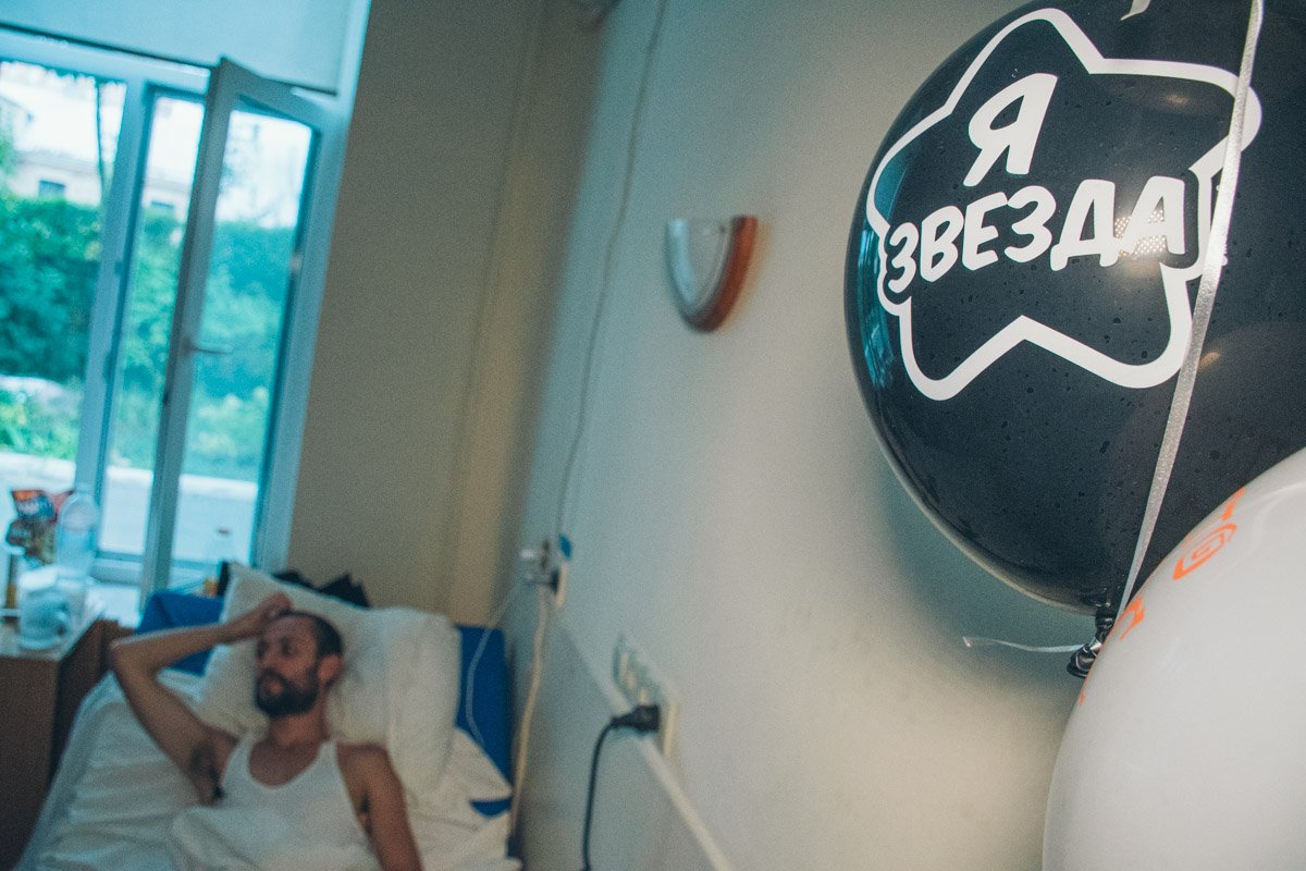 Несмотря на серьезные ранения, молодой человек не падает духом и надеется, что этот случай станет поворотной точкой в борьбе с гомофобией