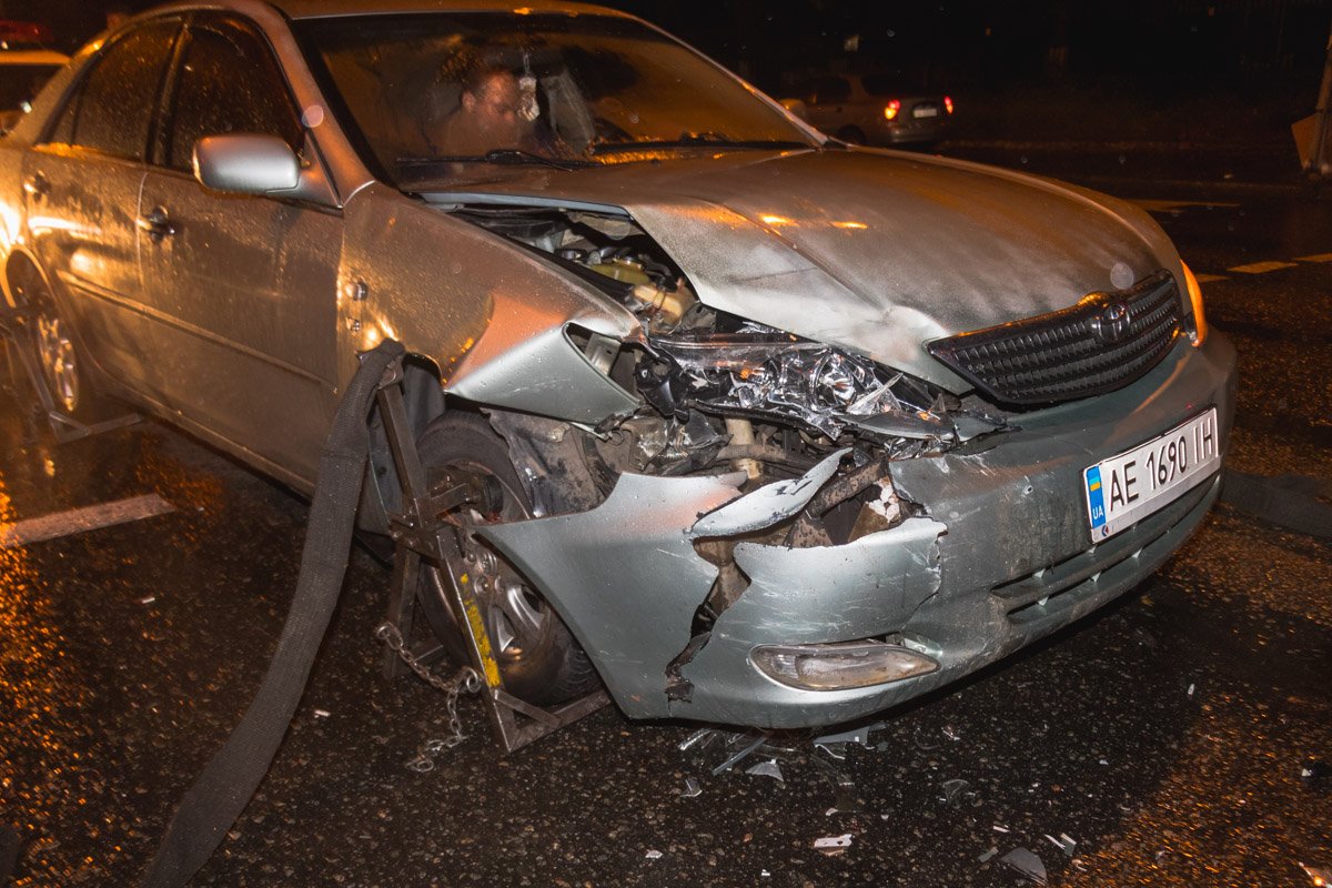 В Киеве на проспекте Лобановского столкнулись Toyota Camry и Volkswagen Passat В Киеве на проспекте Лобановского столкнулись Toyota Camry и Volkswagen Passat