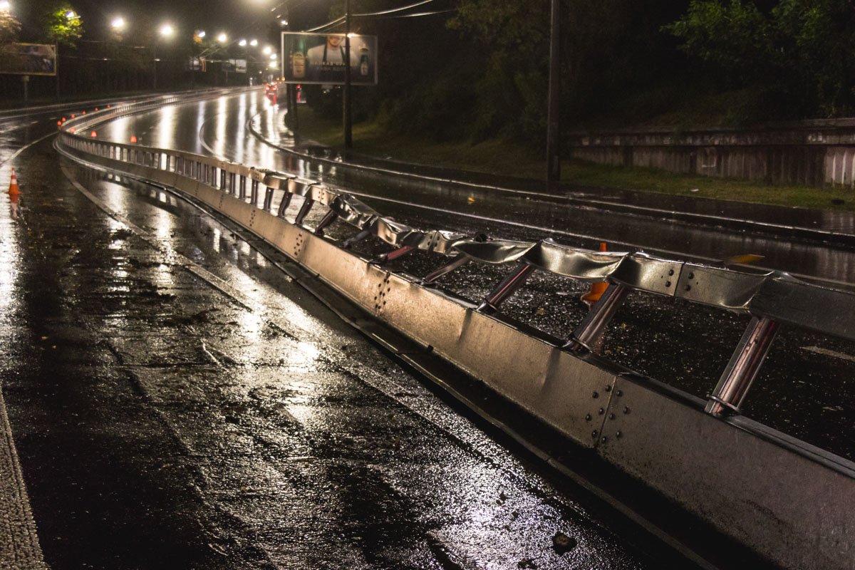 Мусоровоз врезался в отбойник