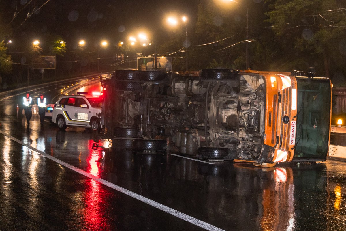 После этого автомобиль перевернулся