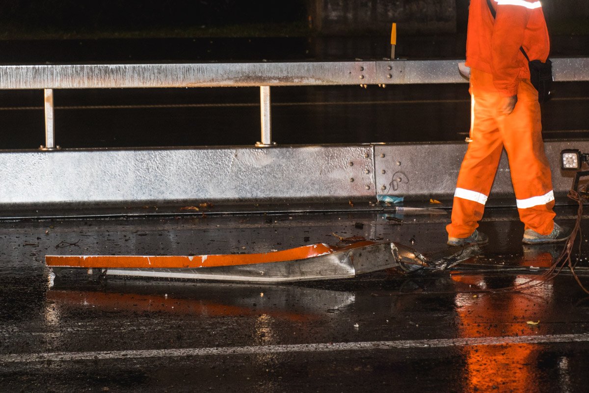 Часть грузовика на дороге