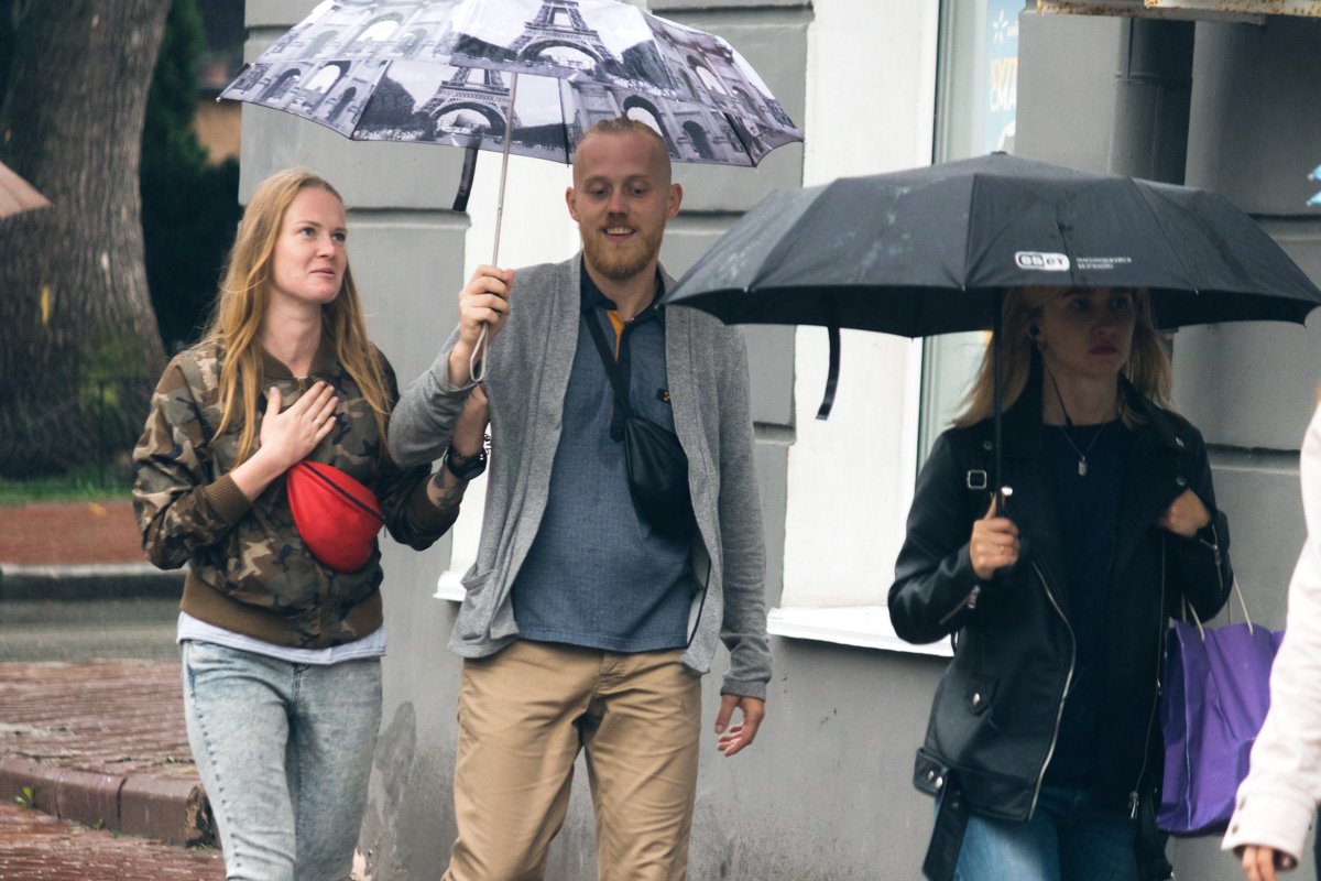 Зонт, как одеяло - кто-то все равно перетянет на свою сторону Зонт, как одеяло - кто-то все равно перетянет на свою сторону