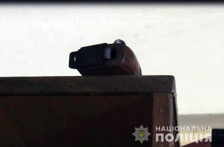 В Днепровском районе Киева 22-летний парень выстрелил в голову своему сожителю, а затем добил его молотком и ножом В Днепровском районе Киева 22-летний парень выстрелил в голову своему сожителю, а затем добил его молотком и ножом