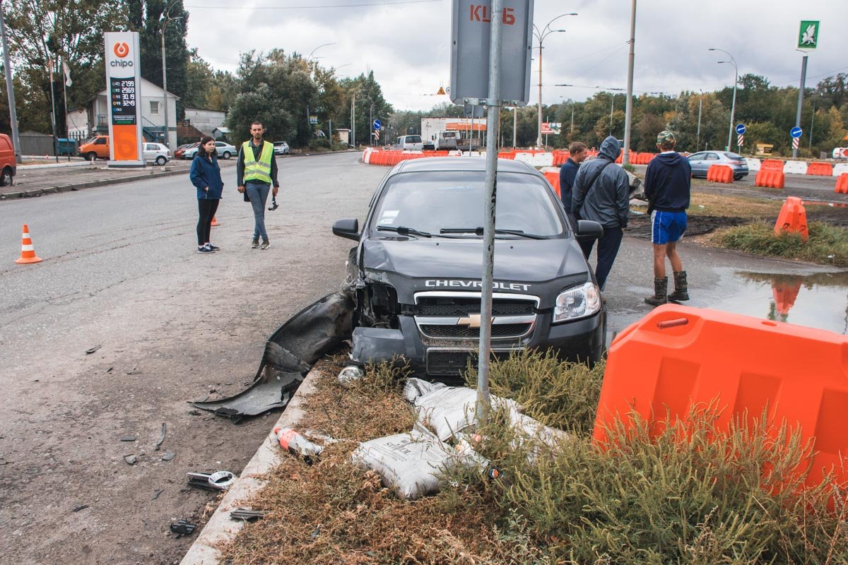 В Киеве по адресу улица Академика Заболотного, 158 столкнулись Chevrolet Aveo и Hundai Tukson В Киеве по адресу улица Академика Заболотного, 158 столкнулись Chevrolet Aveo и Hundai Tukson