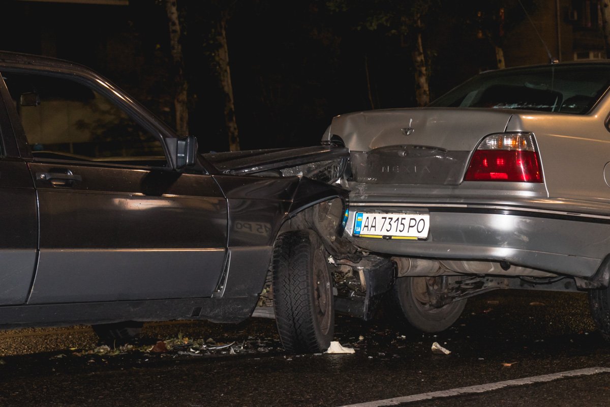 Попытка быстро затормозить не увенчалась успехом, на мокрой дороге автомобиль понесло и он влетел в Daewoo
