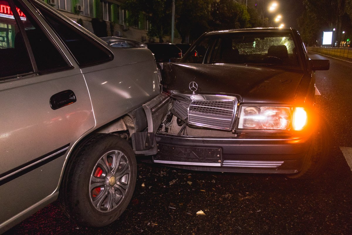 От удара "кореец" отлетел в стоящий перед ним автомобиль патрульной полиции Hyundai Sonata