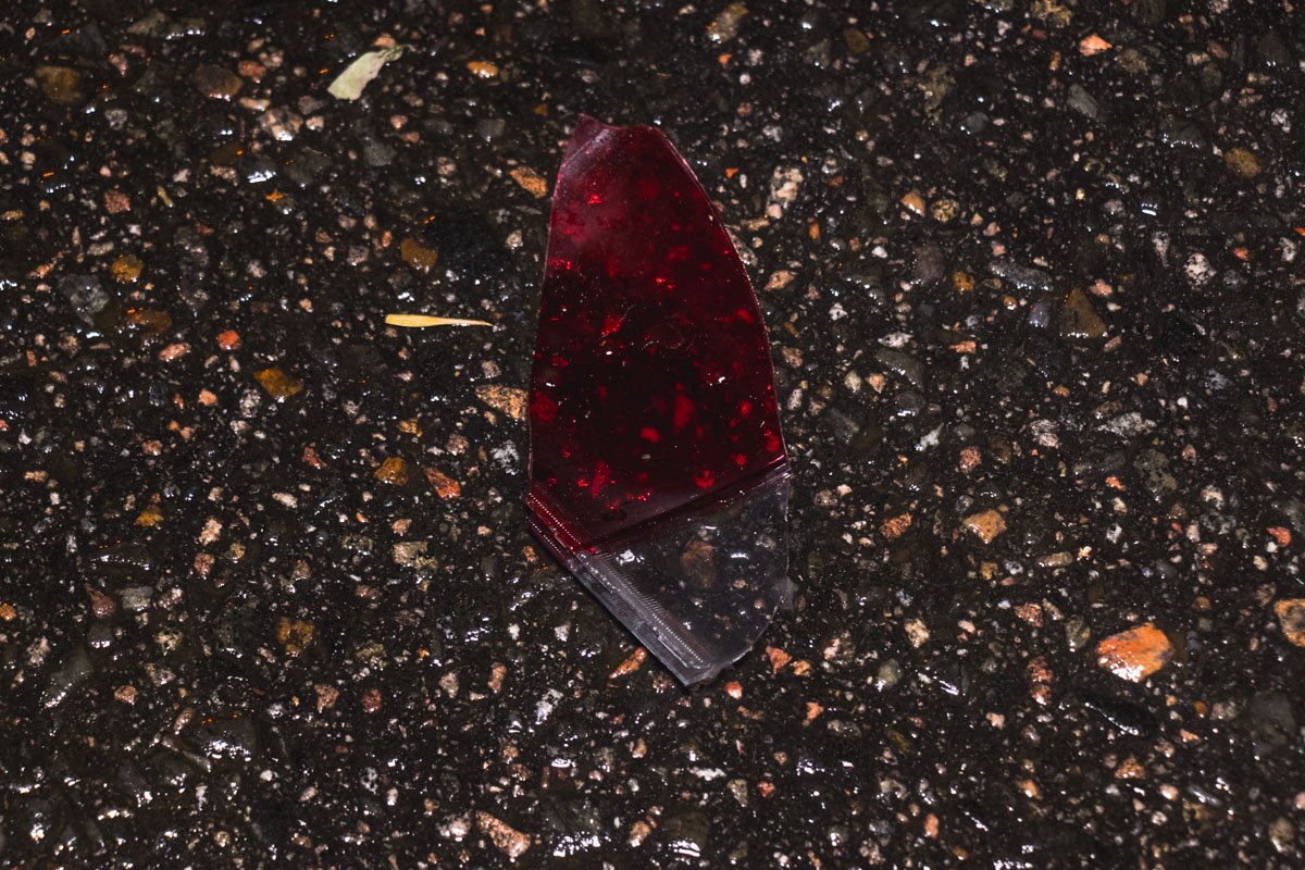 Осколки автомобилей разлетелись по всей проезжей части