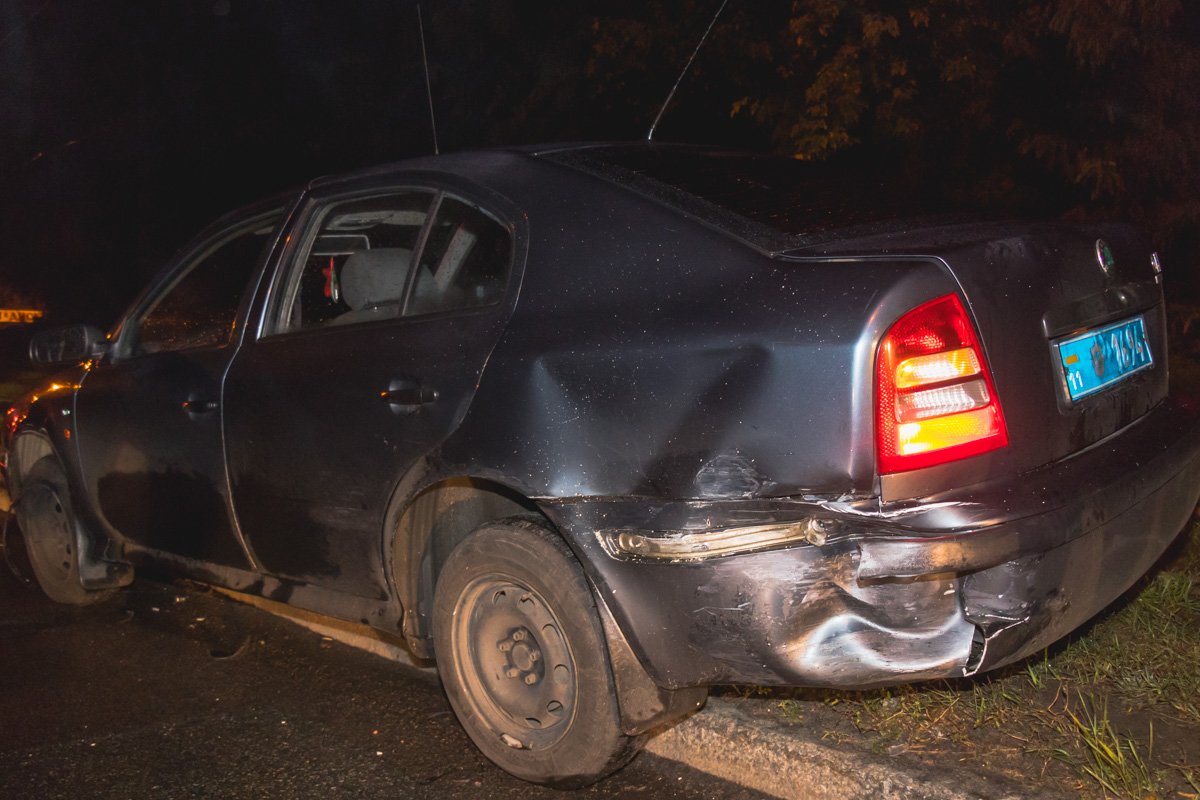 От удара Skoda вылетел с дороги через бордюр на трамвайные пути