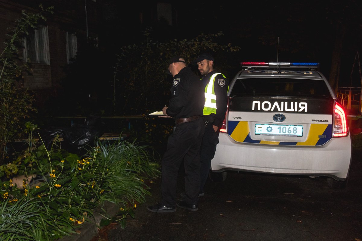 Сотрудники следственно-оперативной группы осмотрели место находки тела и провели обыск на наличие личных вещей