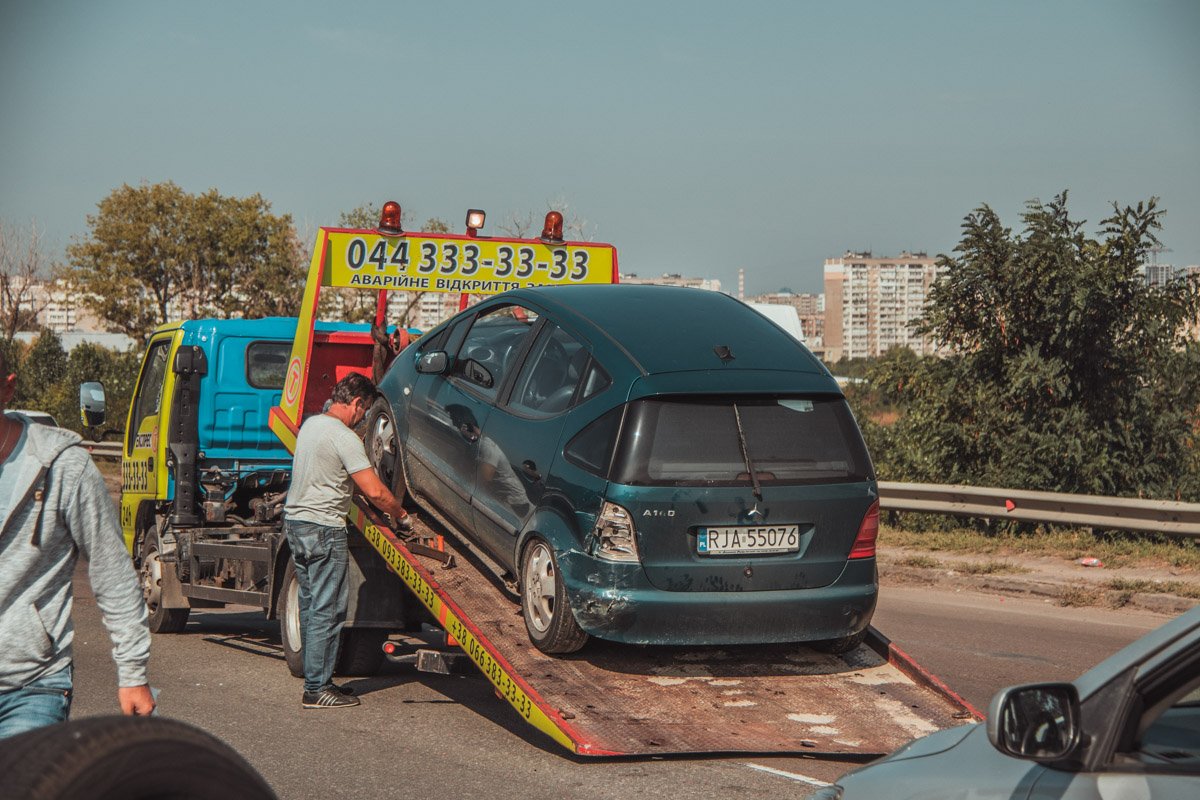 Со слов водителя Mercedes, водитель Rav4 двигался с явным превышением скорости
