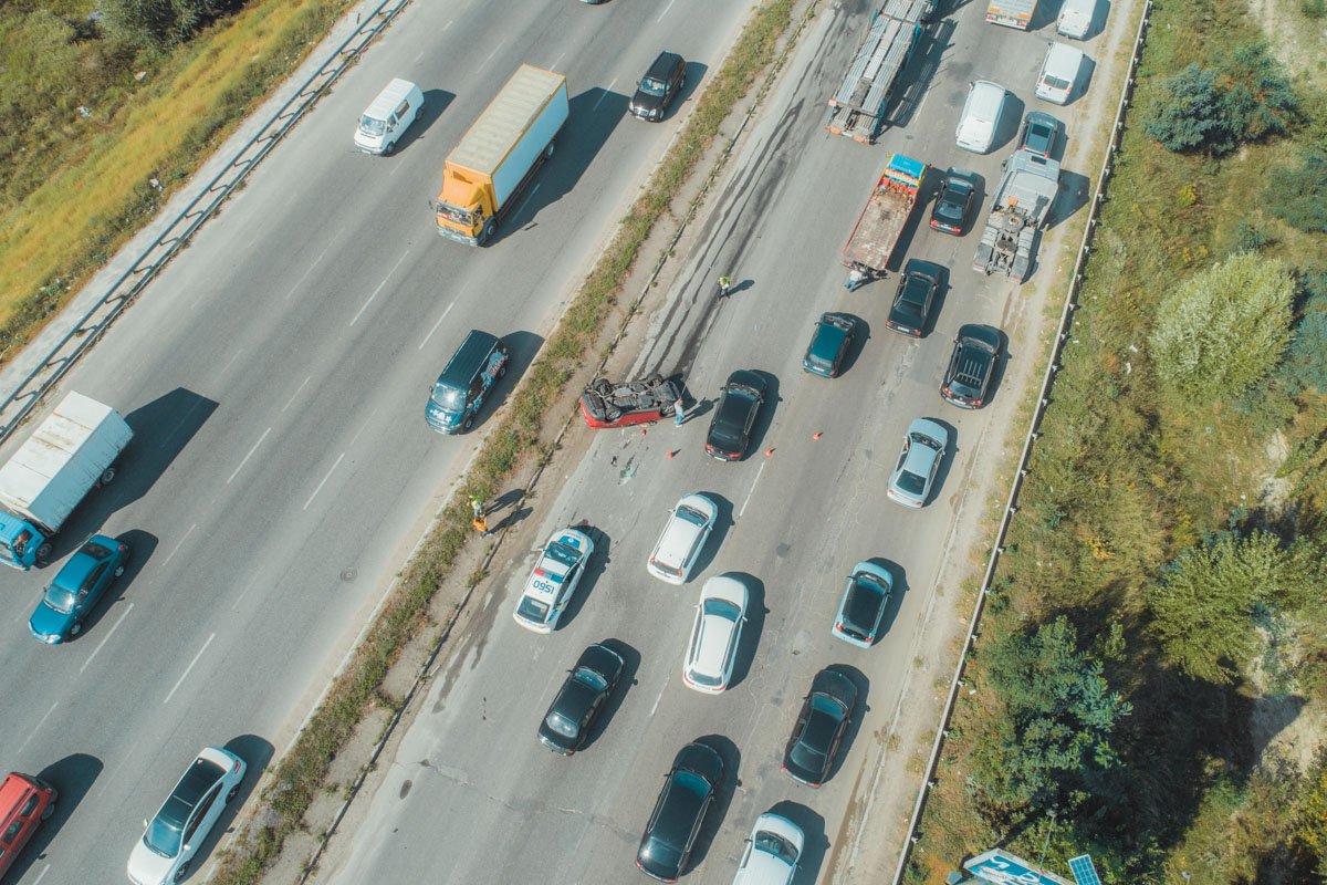 Вследствие столкновения Toyota перевернулась