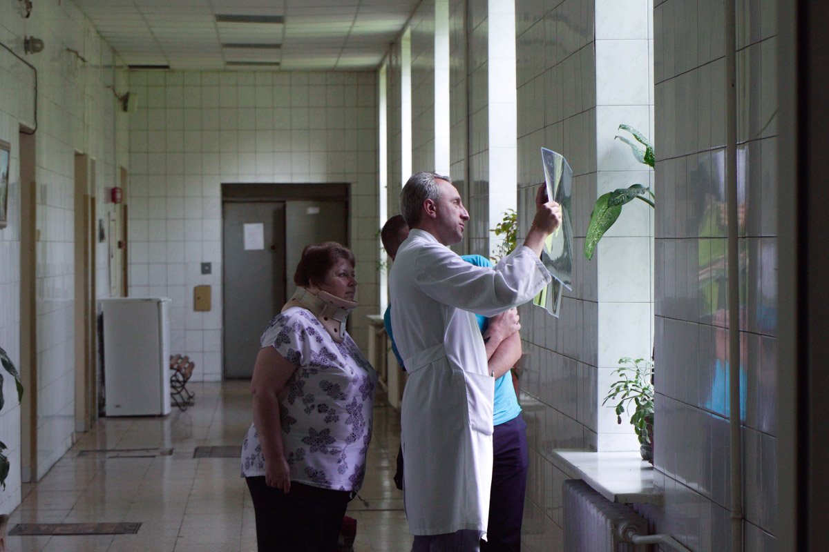 По словам врачей, у пострадавшей травма серьезная, однако угрозы жизни уже нет