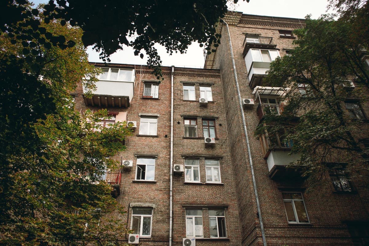 По предположению парня девушки, стрелять могли из окна или балкона одного из домов, стоящих рядом