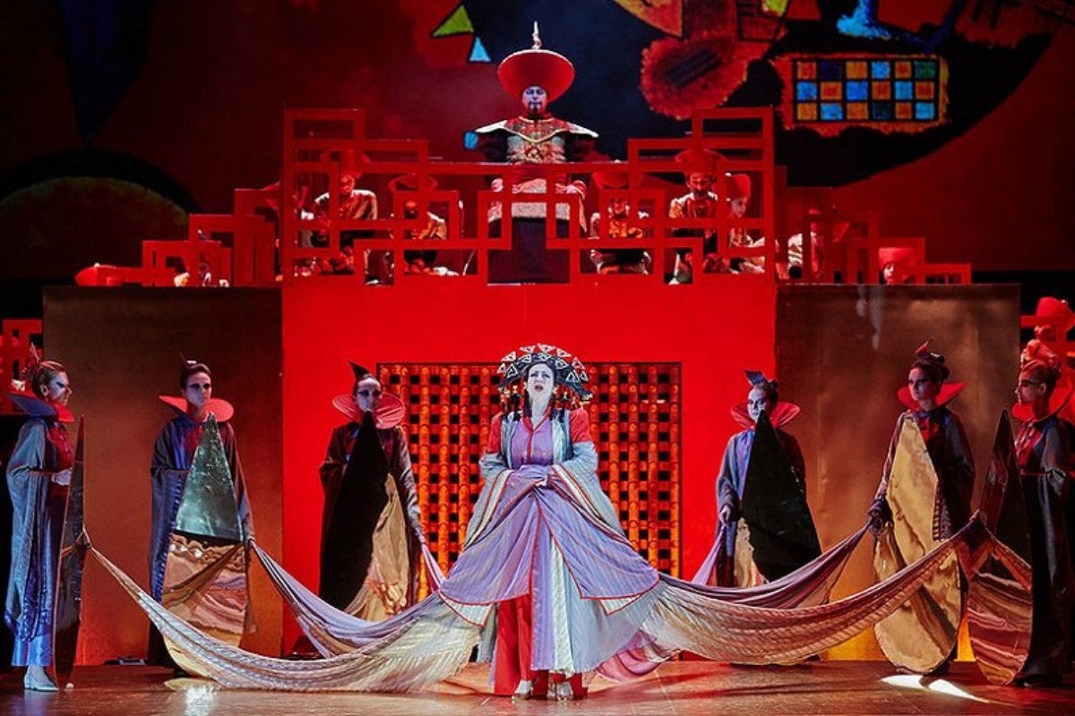 Это история любви красивой, но жесткой принцессы Турандот