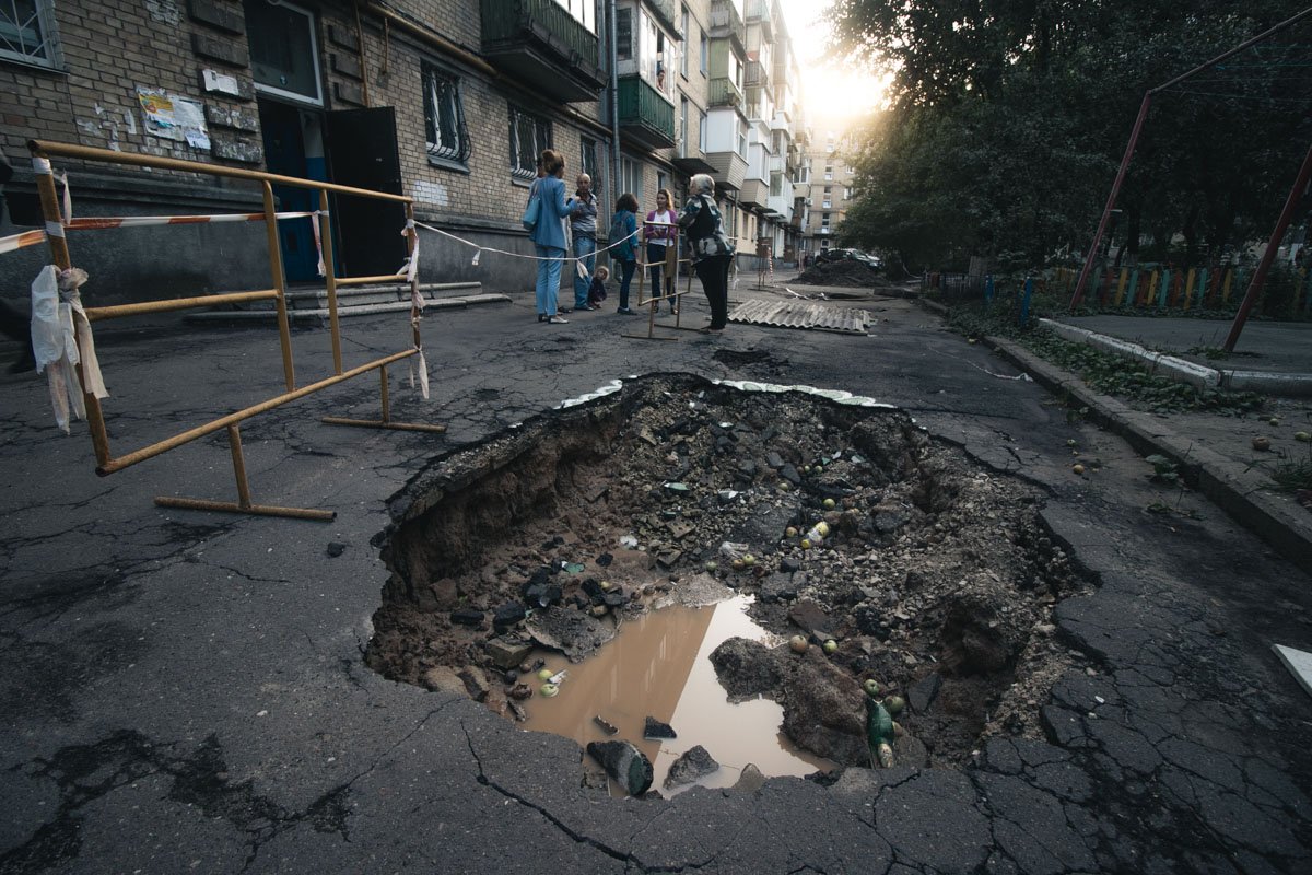 Под домом образовались порядка 6 больших провалов