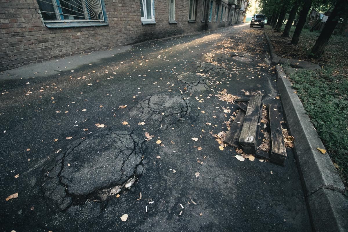 Из-под асфальта начали выпирать столбы, которые входят в систему, защищающую дом от оползней и сдвига почвы