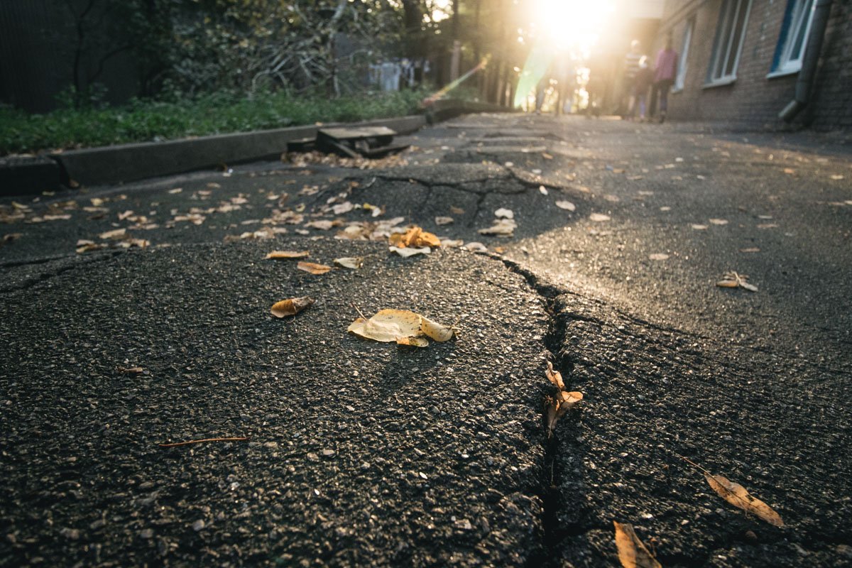 Такие горбы настораживают жильцов и заставляют забеспокоится о безопасности