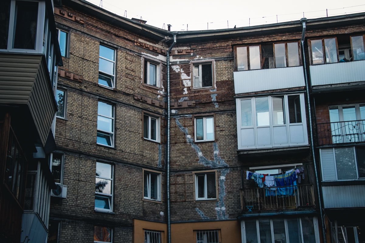 В стенах образовались многочисленные трещины